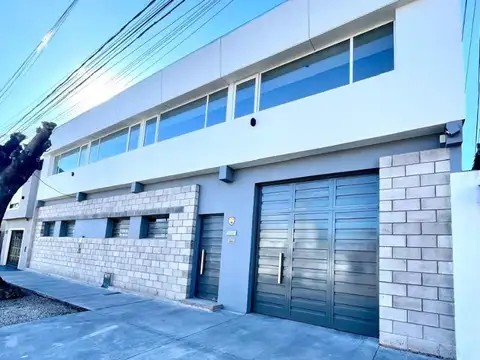 Excelente galpón emplazado sobre dos lotes