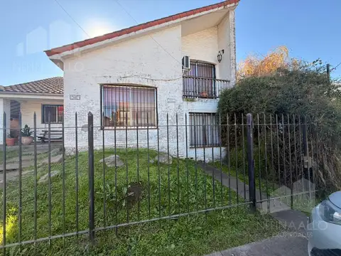 VENTA CASA CASTELAR 4 AMBIENTES