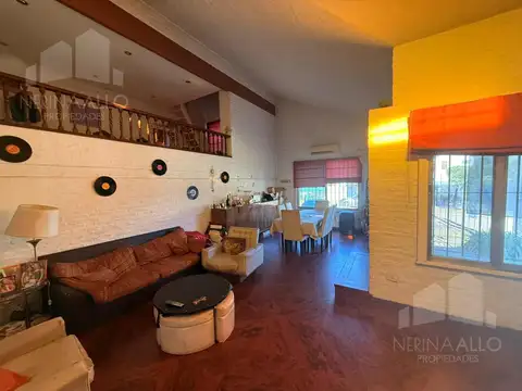 Casa 4 ambientes con 2 baños