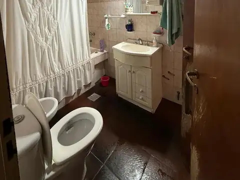 Casa en venta - 5 Dormitorios 3 Baños - Paternal