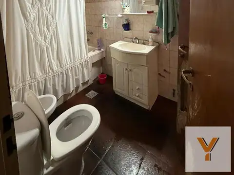 Casa en venta - 5 Dormitorios 3 Baños - Paternal