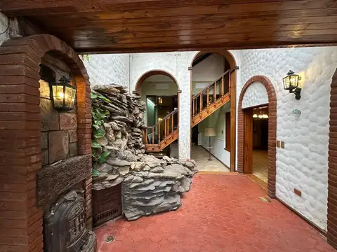 VENTA CASA DE 7 AMBIENTES EN BARRIO PARQUE