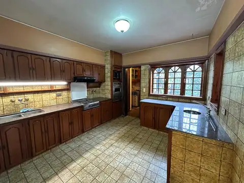 VENTA CASA DE 7 AMBIENTES EN BARRIO PARQUE