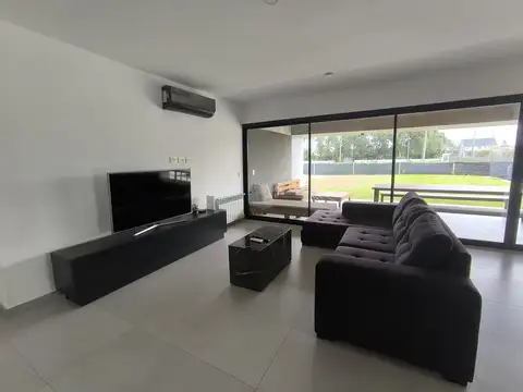 Casa en Venta con 4 cocheras