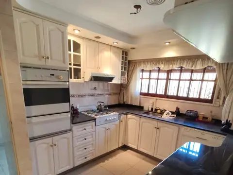 Casa en Venta con 3 cocheras
