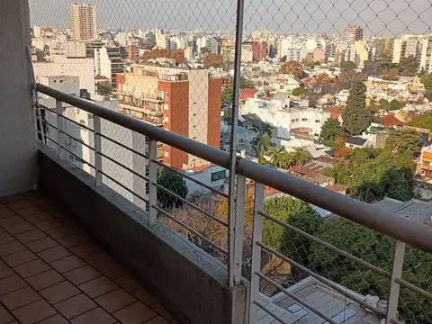 AMPLIO DOS AMBIENTES CON GRAN BALCÓN.