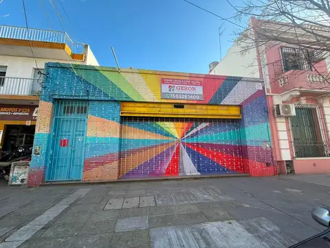 Importante Propiedad Comercial con Gran Salón y Múltiples Of