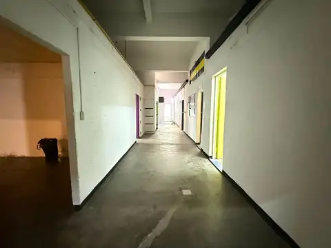 Importante Propiedad Comercial con Gran Salón y Múltiples Of