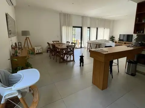 Casa en Alquiler con 1 cochera