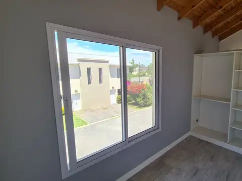 Casa en Alquiler con 1 cochera