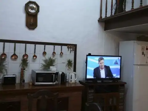 Excelente propiedad multifamiliar, 2  casas 4 ambientes con jardin y garage, en zona residencial.