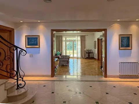 Casa 9 ambientes con 6 baños