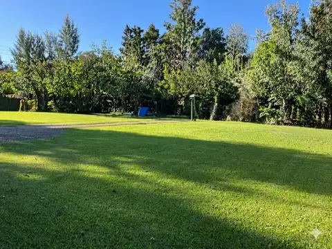 3 Lotes terreno con casa en De Vicenzo Chico