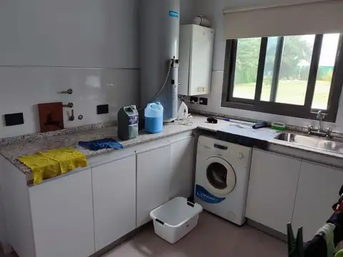 Casa 7 ambientes con 5 baños