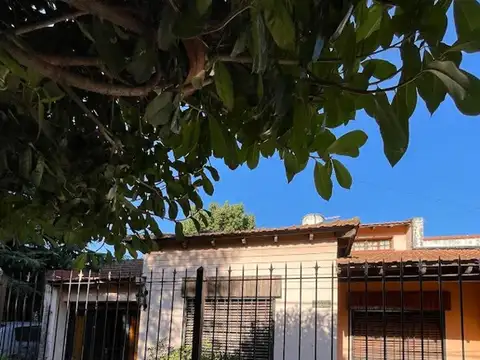 Chalet 4 ambientes en Parque Ayerza
