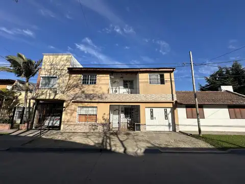 Casa en venta de 3 dormitorios. Patio con quincho y parrilla. Lavadero. Cochera. Centro Zarate