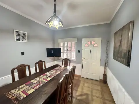 Casa en venta de 3 dormitorios. Patio con quincho y parrilla. Lavadero. Cochera. Centro Zarate