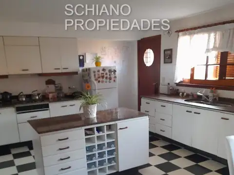 Casa 6 ambientes con 5 baños