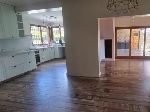 Casa 5 ambientes con 4 baños