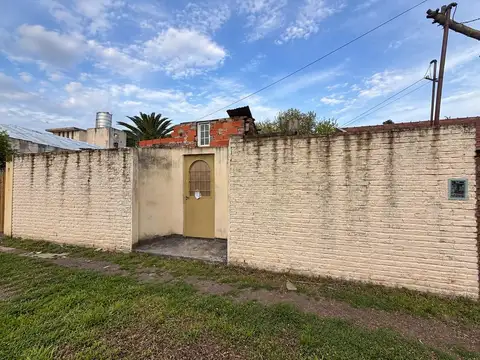 Casa en planta baja a reciclar con amplio lote.