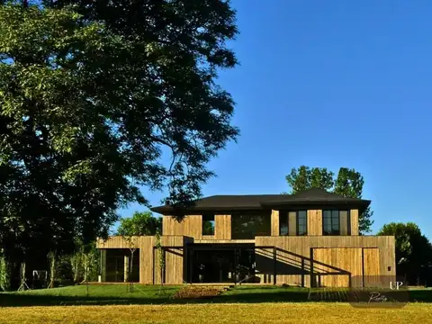 Casa en Venta con 2 cocheras