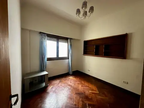 3 amb al frente con balcón. Amplia cocina. Baño completo y de servicio. Por escalera.