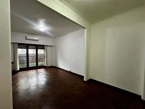 3 amb al frente con balcón. Amplia cocina. Baño completo y de servicio. Por escalera.
