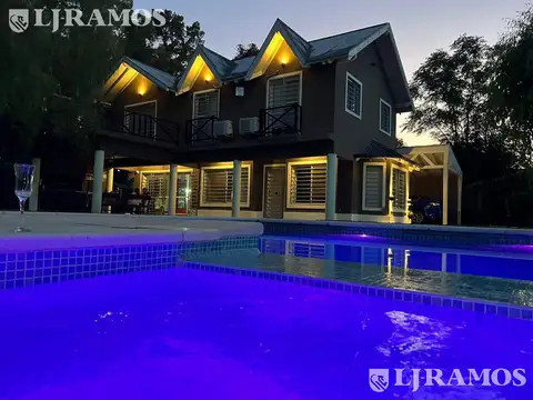 Casa en Venta con 2 cocheras