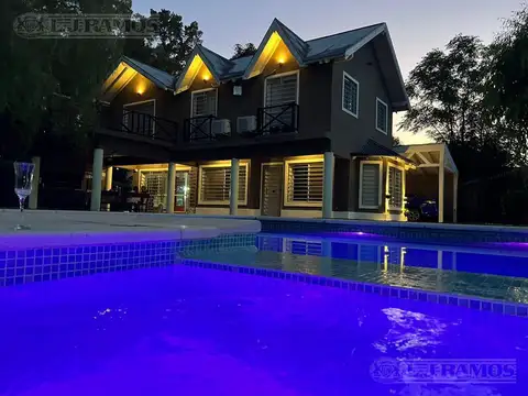 Casa en Venta con 2 cocheras