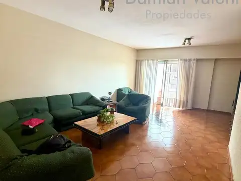 HERMOSO DEPARTAMENTO DE 4 AMBIENTES CON DEPENDENCIA, AL FRENTE CON DOBLE BALCÓN, COCHERA CUBIERTA Y BAULERA