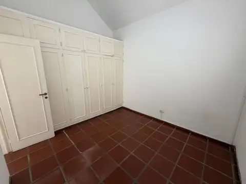 Casa en Alquiler con 2 cocheras