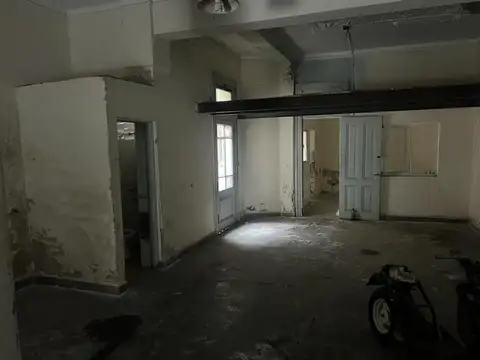 Excelente Local a la calle Avenida Brasil 2600