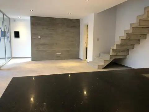 Casa en Alquiler con 2 cocheras