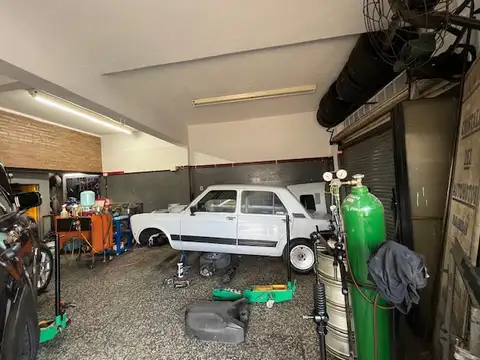 Excelente Galpon en esquina con dos entradas para Camioneta. Cortinas electricas