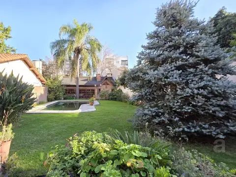 Casa en Venta con 3 cocheras