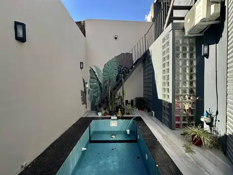 Casa de tres dormitorios con pileta, terraza y cochera en Pichincha - APTA CRÉDITO