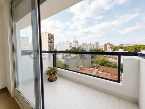 Alquiler monoambiente al frente con balcón en Belgrano R