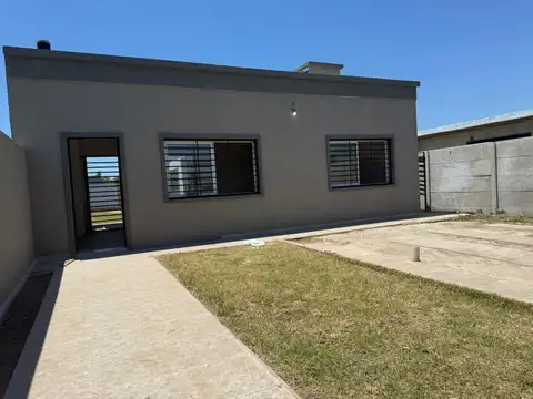 Venta casa de 2 dormitorios a estrenar con cochera y pileta Lomas de Alicia, Baigorria