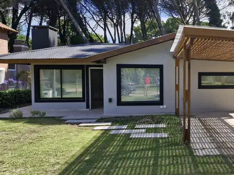 Casa en venta - 3 Dormitorios 2 Baños - 119Mts2 - Pinamar