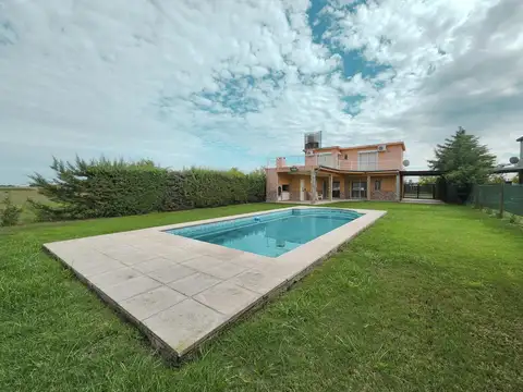 Casa de 2 dormitorios con parrilla, amplio jardín y pileta