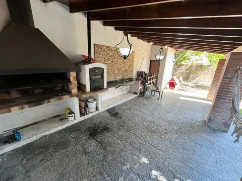 Venta Casa c/Parque, quincho, cochera. Lanús Oeste