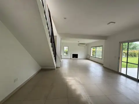 Casa 4 ambientes con 3 baños