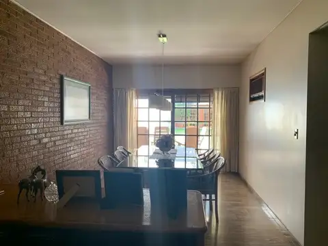 Casa 4 ambientes con 5 baños