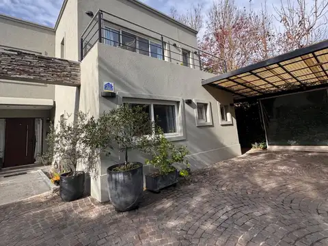 CASA 7 AMB CON PILETA BARRIO PRIV STA MARIA TIGRE