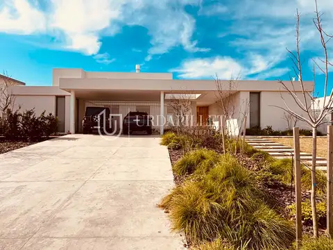 Casa en alquiler anual sobre cancha de polo en Pilará Milord