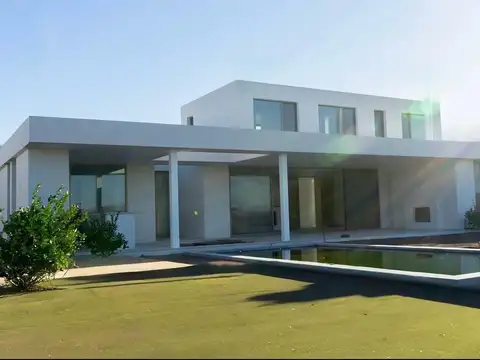 Casa en alquiler anual sobre cancha de polo en Pilará Milord
