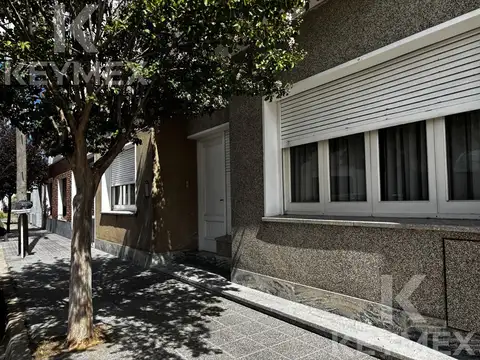 Casa de 4 ambientes con amplio lote en venta - Azul
