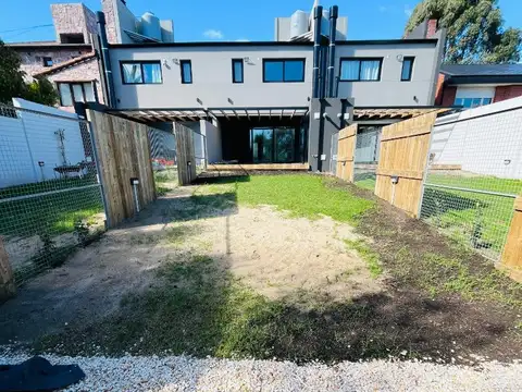 Depto Tipo Casa en Alquiler en San Carlos, USD 1.750