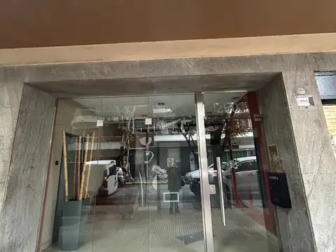 Dos ambientes muy luminoso, balcón al frente.