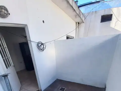 ALQUILO PH 1  AMB y medio CON PATIO EN LINIERS